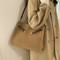 Minimalistische große Wildleder-Tote in Camel mit goldenem Drehverschluss und Lederriemen - Khaki