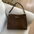 Dunkelbraune Shopper-Tasche aus mattem Wildleder mit goldenem Drehverschluss und Riemen - Braun