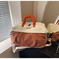 Dettaglio della grande borsa in tela con patchwork tricolore e manici arancioni - Bianco Sporco