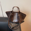 Borsa tote retrò in pelle marrone scuro con borchie argentate e doppia tracolla - caffè