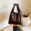 Minimalistische dunkelbraune glänzende Leder Handtasche mit Henkel und Markenlogo - Braun