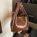 Minimalistische braune Beuteltasche aus Leder mit Tragegriff und Vintage-Glanz-Finish - Braun
