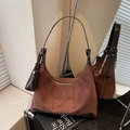 Dunkelbraune Wildleder-Hobo-Tasche mit Lederbesatz und passendem Mini-Münztäschchen - Kaffeebraun