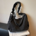Sac à main en toile noire lavée avec bandoulière froissée élégante et logo métallique - Noir