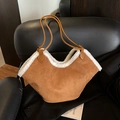 Borsa sottobraccio in pelle scamosciata marrone con bordo in ecopelliccia bianca per donne - Marrone