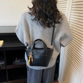 Schwarze Vintage Beuteltasche mit kontrastreicher Perlenkette und Schultergurt - Schwarz mit Anhänger