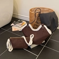 Borsa sottobraccio in pelle scamosciata marrone con bordo in ecopelliccia bianca e tracolla - Marrone