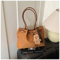 Braune geflochtene Shopper-Tasche aus Wildleder mit langen Trägern und Bärenanhänger - Braun mit Anhänger