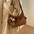 Borsa a tracolla in pelle marrone caramello con spalline e ciondolo a forma di coniglio - Marrone Giallastro (Con Ciondolo)