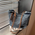 Borsa tote in denim blu scuro con manici in corda arancione e bianca e nappa decorativa - Blu Vintage