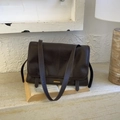Bolso bandolera retro de cuero café oscuro con hebilla dorada y diseño vintage - Marrón