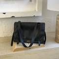 Bolso bandolera clásico de cuero negro con herrajes dorados y estilo vintage - Negro
