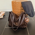 Grand sac bandoulière marron foncé en cuir PU mat avec un pendentif en peluche mignon - Café avec Pendentif