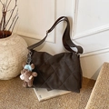 Borsa tote trapuntata marrone scuro con ciondolo a forma di orso e tracolla regolabile - Caffè con Ciondolo