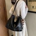 Grand sac à épaule noir en similicuir souple avec charme en peluche et boucle décorative - Noir avec pendentif