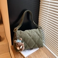Borsa a tracolla verde trapuntata con ciondolo a forma di orso su fondo in legno - Verde con Pendente