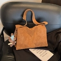 Borsa tote trapuntata marrone in pelle scamosciata con ciondolo a orso su sedile - Marrone con ciondolo