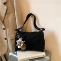 Borsa tote trapuntata nera con ciondolo a forma di orso su valigia metallica - Nero con ciondolo