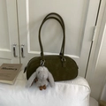 Sac Boston en daim vert olive avec fermeture éclair argentée et breloque lapin - Avec Pendentif / Vert