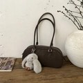 Détail du sac à bandoulière en daim marron foncé avec un pendentif en peluche lapin - Avec Pendentif / Marron