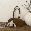 Détail d'un sac bowling en daim marron avec un porte-clés lapin en peluche sur une table - Avec Pendentif / Marron