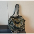 Dettaglio della borsa tote in tela mimetica con tasca laterale e tracolla regolabile - Camouflage