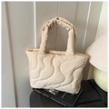 Detalle de bolso shopper acolchado beige con costuras onduladas y tacto suave - Blanco Roto
