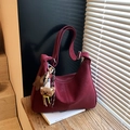 Borsa a spalla retrò bordeaux in pelle opaca capiente con ciondolo a orsetto - Con Ciondolo / Rosso