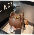 Braune Beuteltasche aus gewachstem PU-Leder mit verstellbarem Gurt und Bären-Anhänger - Khaki mit Anhänger