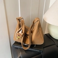 Borsa tote marrone in pelle sintetica con ciondolo a orsetto e fibbia argentata - Con Ciondolo / Marrone