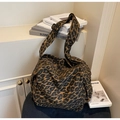Dettaglio della borsa tote in tela leopardata con tracolla regolabile e design capiente - Leopardo Marrone