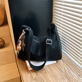 Borsa tote nera minimalista con ciondolo e tracolla regolabile su base in legno - Con Ciondolo / Nero