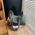 Borsa a tracolla verde oliva in ecopelle con ciondolo a forma di orsetto e cinturino - Con Ciondolo / Verde