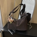 Borsa tote marrone scuro in ecopelle opaca con ciondolo a orsetto e ampia tracolla - Con Ciondolo / Marrone