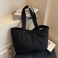 Bolso tote acolchado negro con diseño de ondas y correa ancha para uso diario casual - Negro