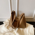 Borsa hobo classica marrone cammello con tracolla regolabile su tessuto bianco - senza ciondolo / Marrone