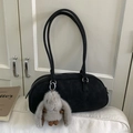 Sac Boston vintage noir en daim mat avec longues lanières et breloque lapin gris mignon - Avec Pendentif / Noir