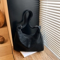 Grande borsa hobo nera minimalista con cerniera in ecopelle testurizzata di alta qualità - senza ciondolo / Nero