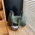 Borsa tote in ecopelle verde scuro con fibbia in argento su una panca in legno - senza ciondolo / Verde