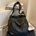 Grande borsa a tracolla in tela con stampa leopardata mimetica e tracolla regolabile - Verde Leopardato