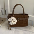 Braune Handtasche mit Leopardenmuster, Ledergriff und weißem Plüsch-Hundeanhänger - Mit Anhänger / Braun