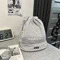 Mochila gris con cordón en nailon ligero con estampado Traveling Light y colgante de tenis - Gris Con Colgante