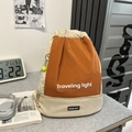 Mochila con cordón de contraste beige y cuadros naranjas con estampado Traveling Light - Caqui con Colgante