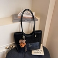 Bolso tote negro de cuero patchwork con logo dorado y colgante de oso marrón - Negro (Con Colgante)