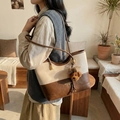 Bolso tote de cuero en beige y marrón oscuro con un lindo colgante de osito - Blanco roto (Con Colgante)