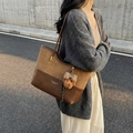 Bolso tote grande de moda en cuero PU bicolor marrón y caramelo con amuleto de osito - Marrón (Con Colgante)