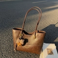 Bolso tote retro marrón oscuro en cuero texturizado con asas largas y colgante de oso - Color Café (Con Colgante)