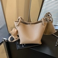 Borsa a secchiello beige con trama litchi e ciondolo orsetto di peluche marrone - Cachi con Pendente