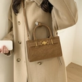 Bolso bandolera vintage marrón de ante sintético con detalles dorados y abrigo beige - Marrón PU