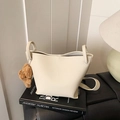 Borsa a secchiello in pelle litchi bianco crema con ciondolo a forma di orsetto - Beige Con Ciondolo